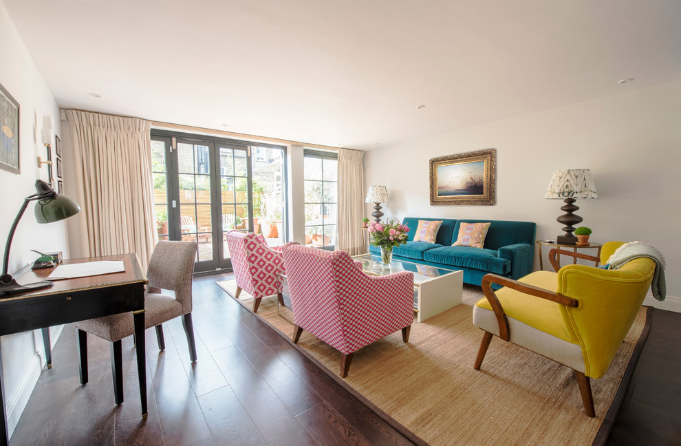 Foto di un soggiorno classico aperto e di medie dimensioni con parquet scuro, pareti bianche, pavimento marrone e sala formale
