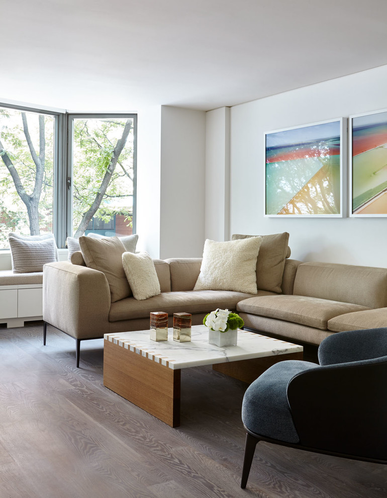 Inspiration pour un petit salon minimaliste ouvert avec un mur blanc, un sol en bois brun, un sol marron et aucun téléviseur.