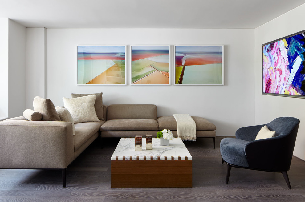 На фото: маленькая открытая гостиная комната в стиле модернизм с белыми стенами, коричневым полом, темным паркетным полом и телевизором на стене для на участке и в саду