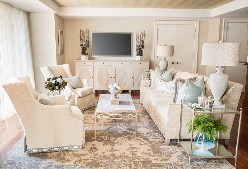 Imagen de salón abierto tradicional renovado de tamaño medio sin chimenea con paredes beige, suelo de madera en tonos medios y televisor colgado en la pared