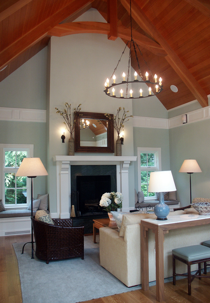 Источник вдохновения для домашнего уюта: открытая гостиная комната среднего размера в классическом стиле с зелеными стенами, светлым паркетным полом, стандартным камином и фасадом камина из дерева