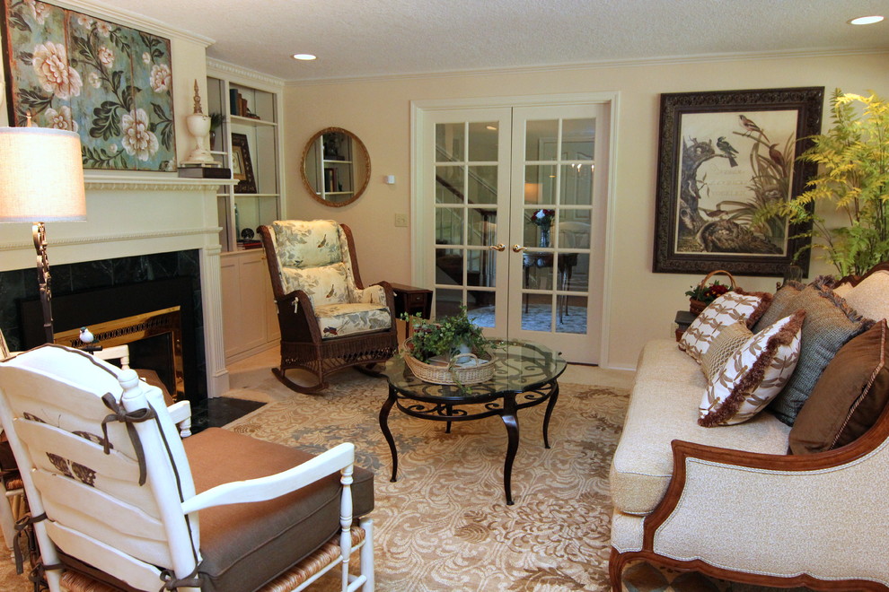 Immagine di un grande soggiorno aperto con sala formale, pareti beige, moquette, camino classico, cornice del camino in legno e nessuna TV