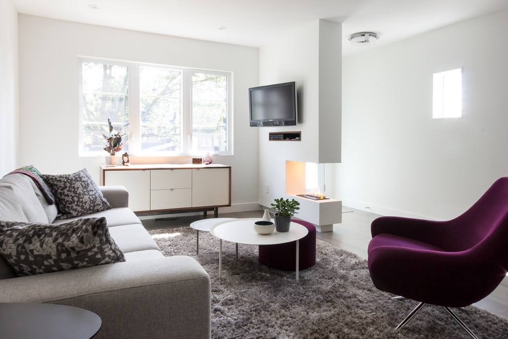 Offenes Modernes Wohnzimmer mit Tunnelkamin, TV-Wand und grauem Boden in Toronto