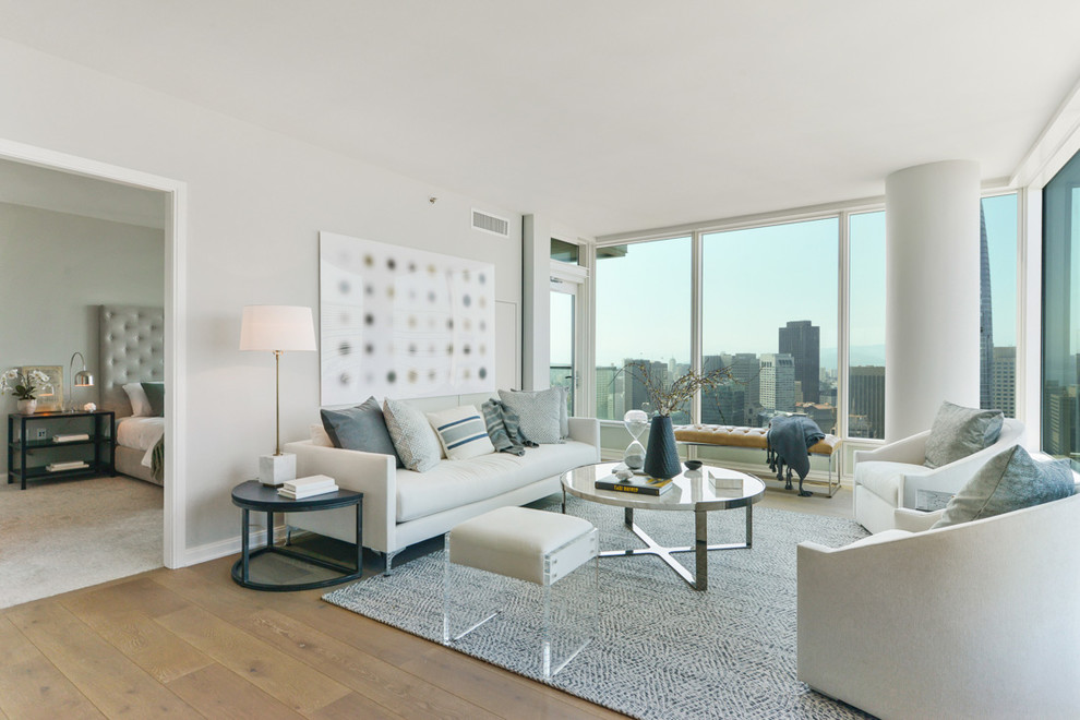Foto di un soggiorno design aperto con pareti bianche, pavimento in legno massello medio e pavimento marrone