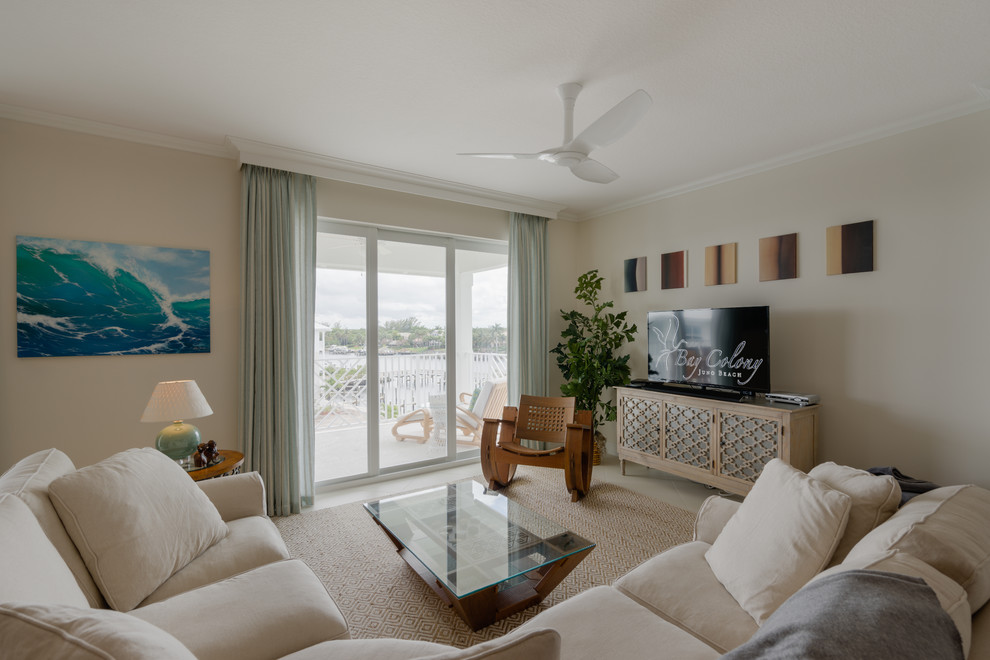 На фото: открытая гостиная комната среднего размера в морском стиле с бежевыми стенами, полом из керамической плитки и отдельно стоящим телевизором без камина с