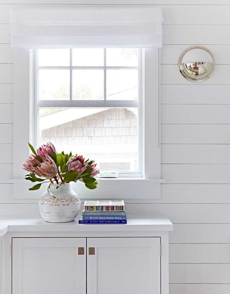 Kleines, Offenes Maritimes Wohnzimmer ohne Kamin mit weißer Wandfarbe, hellem Holzboden und TV-Wand in New York