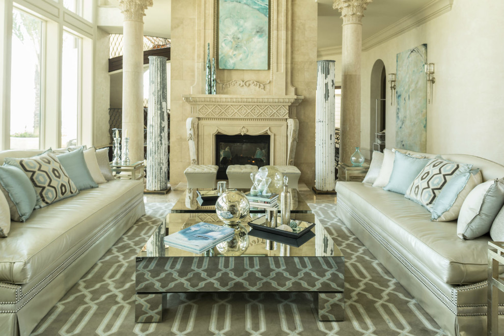 Foto di un soggiorno mediterraneo con sala formale, pareti beige e camino classico