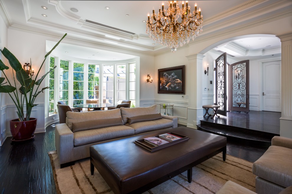 Diseño de salón para visitas abierto clásico renovado con paredes blancas, suelo de madera oscura y suelo marrón