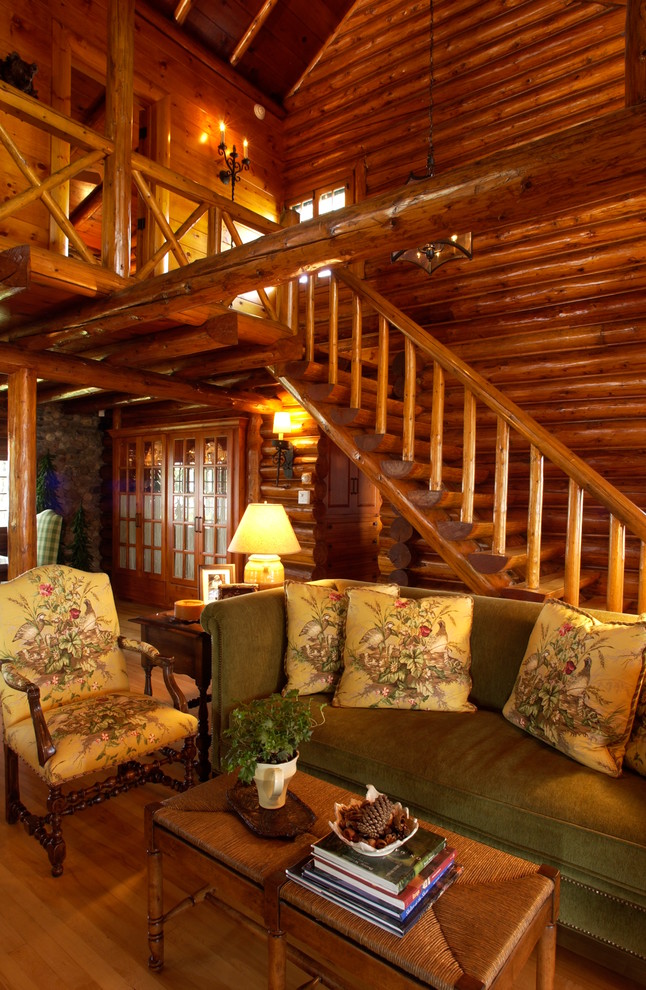 Immagine di un grande soggiorno stile rurale aperto con pavimento in legno massello medio, pareti marroni, nessun camino e nessuna TV