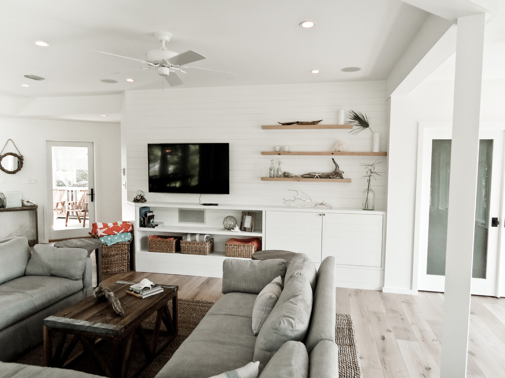 Idee per un piccolo soggiorno stile marino aperto con pareti bianche, parquet chiaro, nessun camino e TV a parete