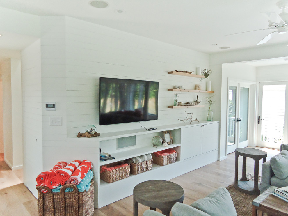 Свежая идея для дизайна: маленькая открытая гостиная комната в морском стиле с белыми стенами, светлым паркетным полом и телевизором на стене без камина для на участке и в саду - отличное фото интерьера