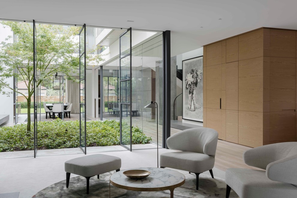 Diseño de salón para visitas abierto minimalista con suelo de madera clara y suelo beige