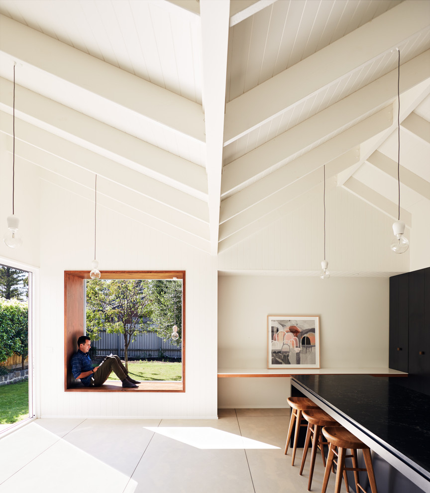 Свежая идея для дизайна: открытая гостиная комната в современном стиле с бежевым полом и белыми стенами - отличное фото интерьера