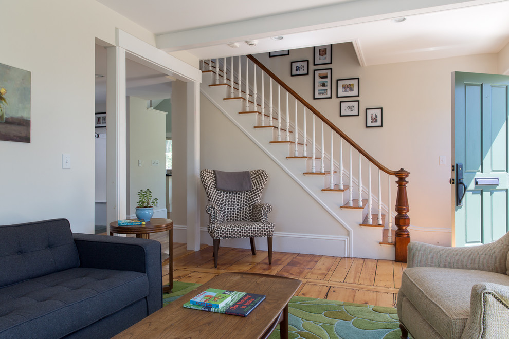 Foto di un soggiorno stile marinaro di medie dimensioni e chiuso con pareti bianche e pavimento in legno massello medio
