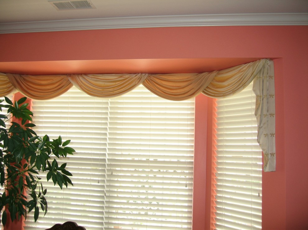 Exempel på ett klassiskt vardagsrum, med orange väggar
