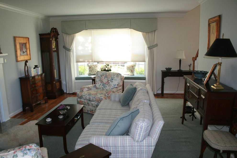 Идея дизайна: изолированная гостиная комната среднего размера в классическом стиле с зелеными стенами, паркетным полом среднего тона, стандартным камином и коричневым полом