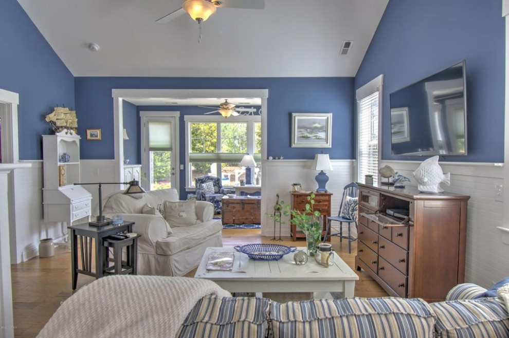 Свежая идея для дизайна: гостиная комната в морском стиле с синими стенами и светлым паркетным полом - отличное фото интерьера