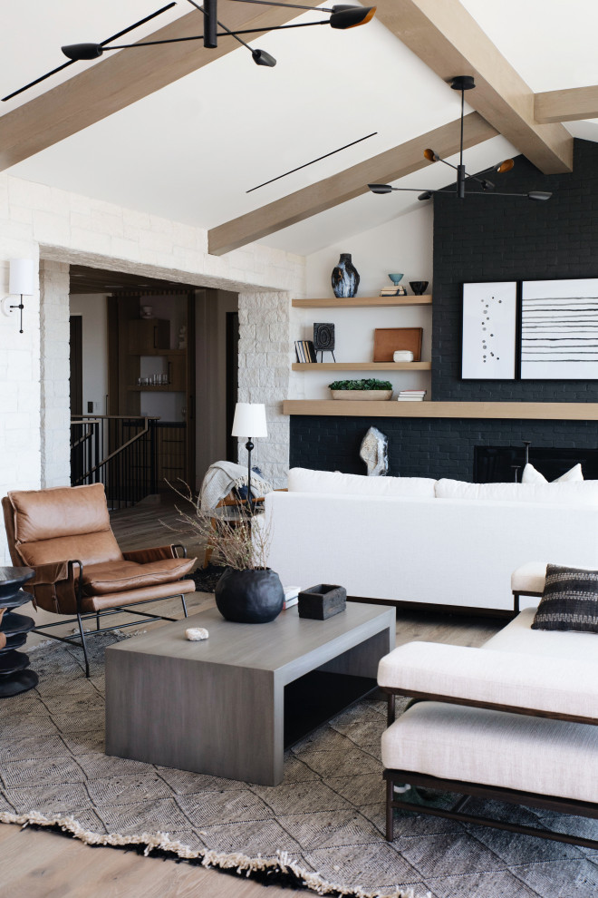 Свежая идея для дизайна: гостиная комната в стиле неоклассика (современная классика) с белыми стенами, светлым паркетным полом, бежевым полом, балками на потолке и сводчатым потолком - отличное фото интерьера