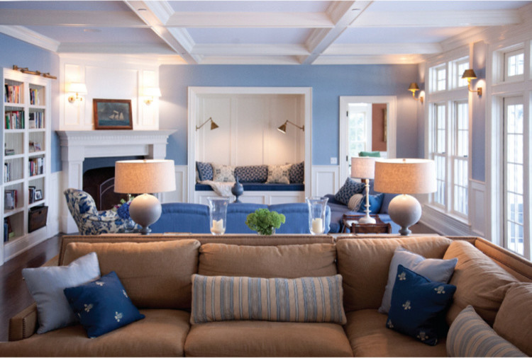 На фото: гостиная комната в морском стиле с синими стенами и угловым камином без телевизора с