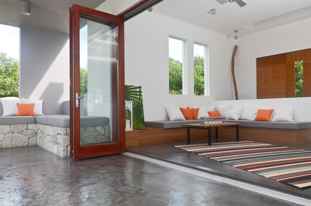 Идея дизайна: парадная, открытая гостиная комната среднего размера в современном стиле с желтыми стенами, бетонным полом и серым полом без камина, телевизора