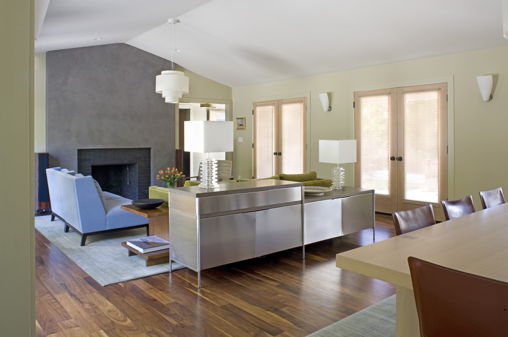 Стильный дизайн: гостиная комната в современном стиле с фасадом камина из плитки и акцентной стеной - последний тренд