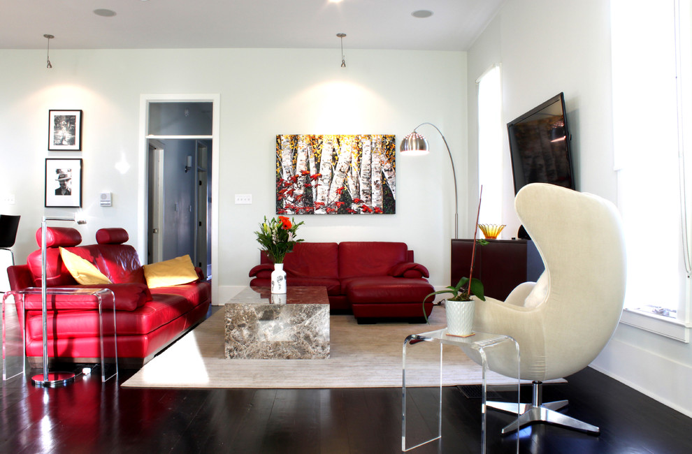 ニューオリンズにあるコンテンポラリースタイルのおしゃれなリビング (白い壁、壁掛け型テレビ、赤いソファ) の写真