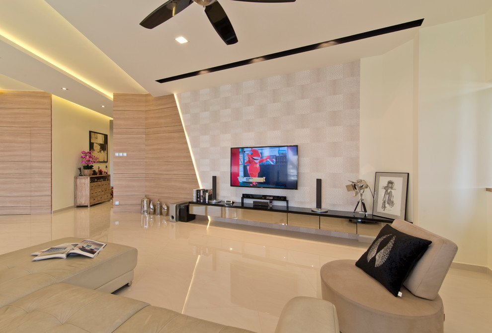 Стильный дизайн: изолированная гостиная комната в стиле модернизм с бежевыми стенами и телевизором на стене - последний тренд