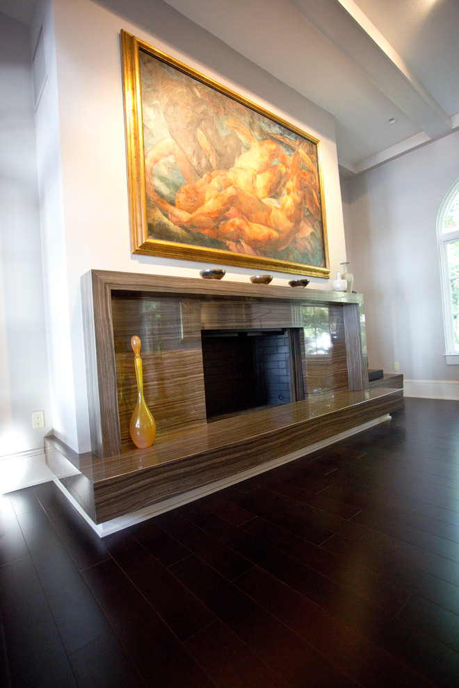 Großes, Offenes Klassisches Wohnzimmer mit weißer Wandfarbe, dunklem Holzboden, Kamin und Kaminumrandung aus Holz in Tampa
