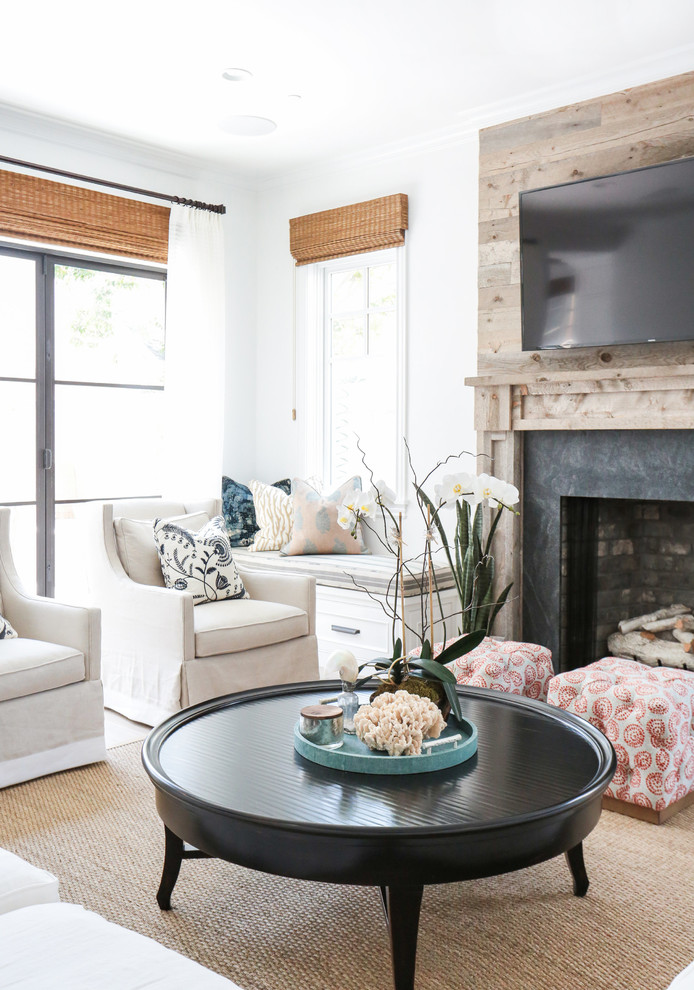 Mittelgroßes, Abgetrenntes Maritimes Wohnzimmer mit weißer Wandfarbe, hellem Holzboden, Kamin und TV-Wand in Orange County