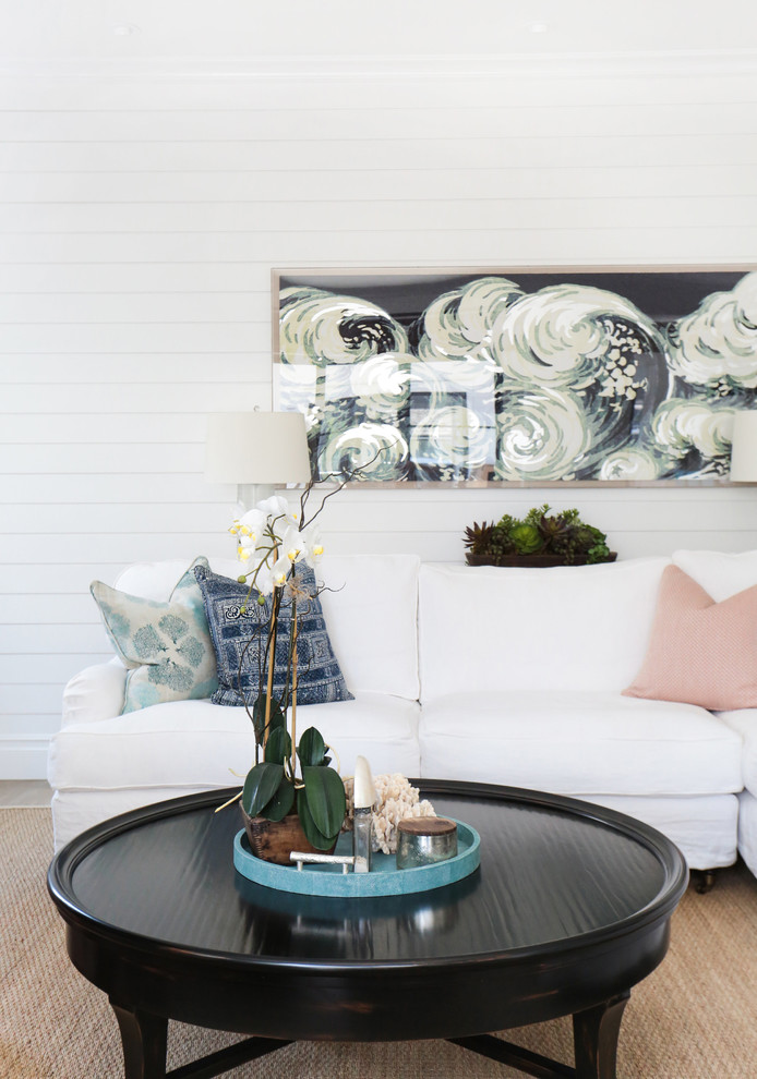 Mittelgroßes, Abgetrenntes Maritimes Wohnzimmer mit weißer Wandfarbe, hellem Holzboden und TV-Wand in Orange County