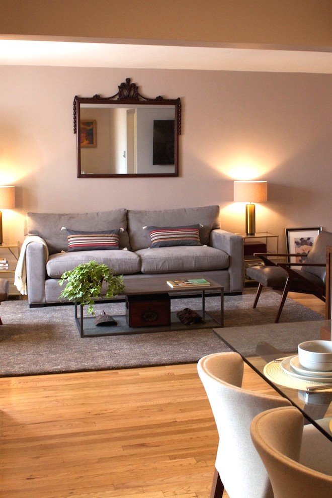 Ispirazione per un piccolo soggiorno contemporaneo aperto con pareti grigie, parquet chiaro e TV a parete