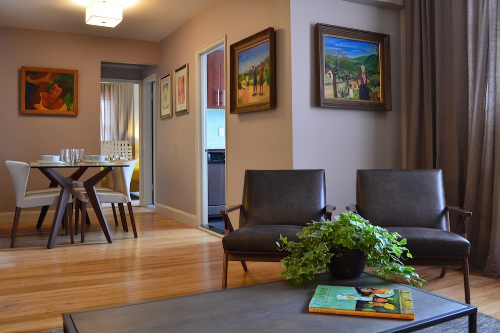 Стильный дизайн: маленькая открытая гостиная комната в современном стиле с серыми стенами, светлым паркетным полом и телевизором на стене для на участке и в саду - последний тренд