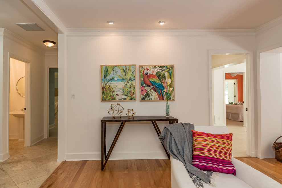 Foto di un soggiorno boho chic di medie dimensioni e aperto con pareti bianche, pavimento in legno massello medio e pavimento marrone