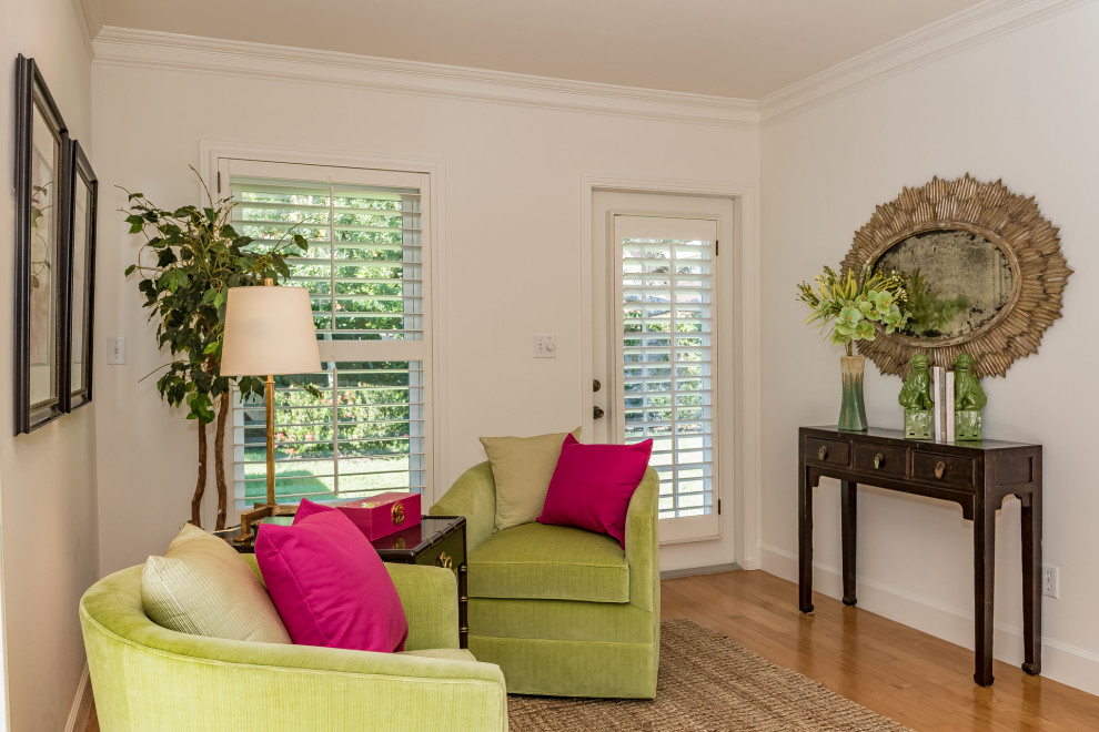 Mittelgroßes, Offenes Stilmix Wohnzimmer mit weißer Wandfarbe, braunem Holzboden und braunem Boden in Tampa