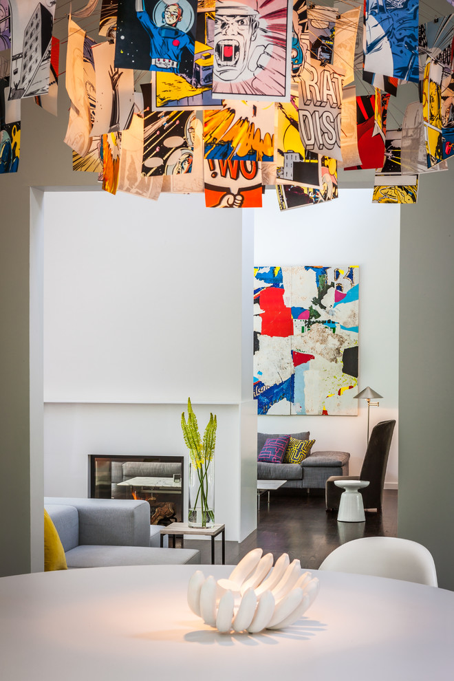 Свежая идея для дизайна: гостиная комната в стиле модернизм с двусторонним камином - отличное фото интерьера
