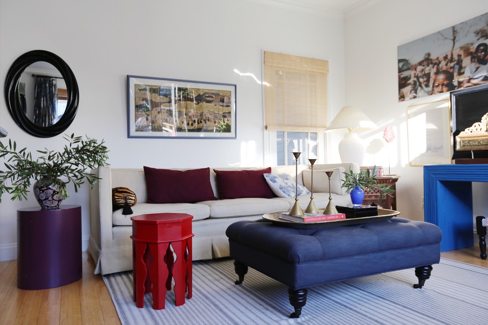 Ispirazione per un piccolo soggiorno eclettico aperto con sala formale, pareti bianche, pavimento in bambù, TV autoportante e pavimento beige
