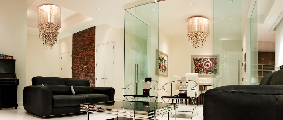 Esempio di un ampio soggiorno minimalista aperto con sala formale, pareti gialle, pavimento con piastrelle in ceramica e pavimento bianco