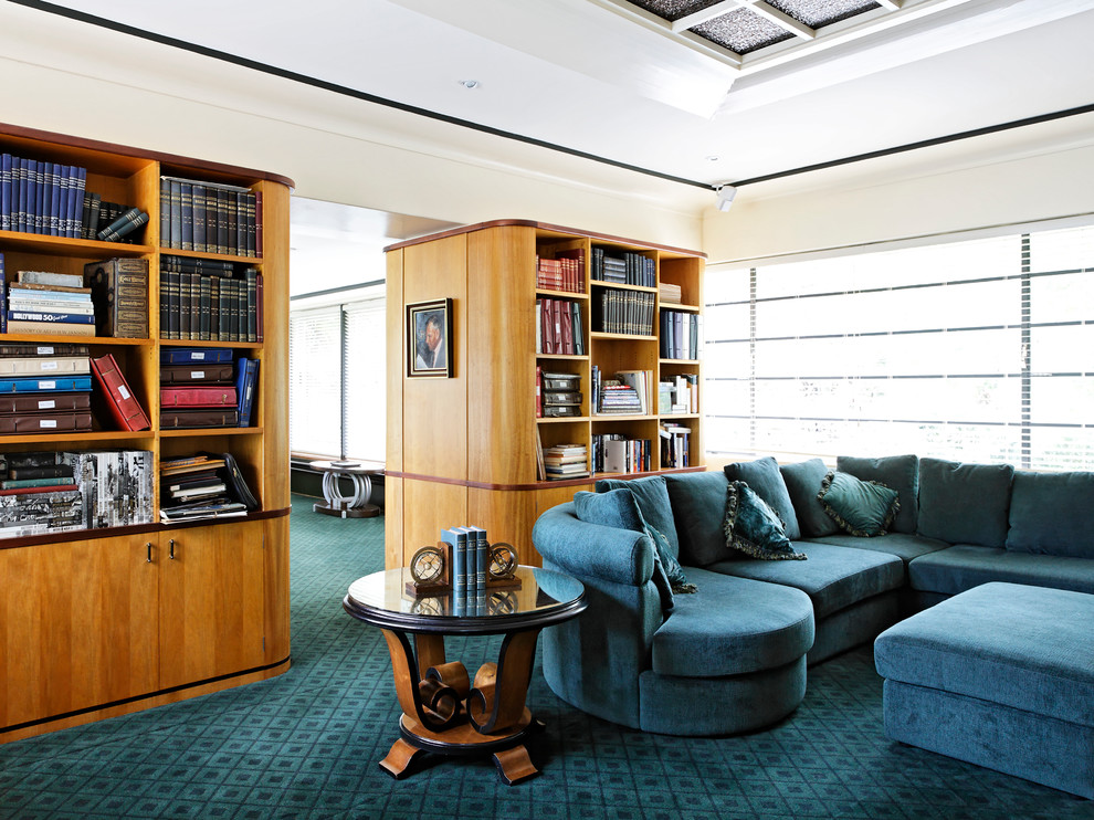 Große, Offene Moderne Bibliothek mit beiger Wandfarbe und Teppichboden in Sydney