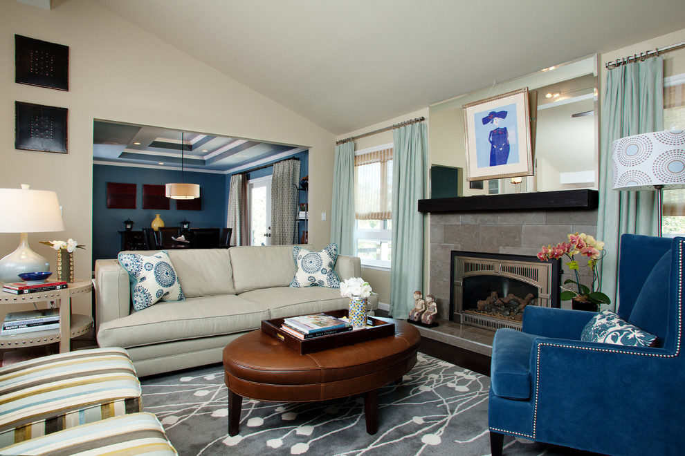 Пример оригинального дизайна: гостиная комната в стиле неоклассика (современная классика) с фасадом камина из камня и синими шторами