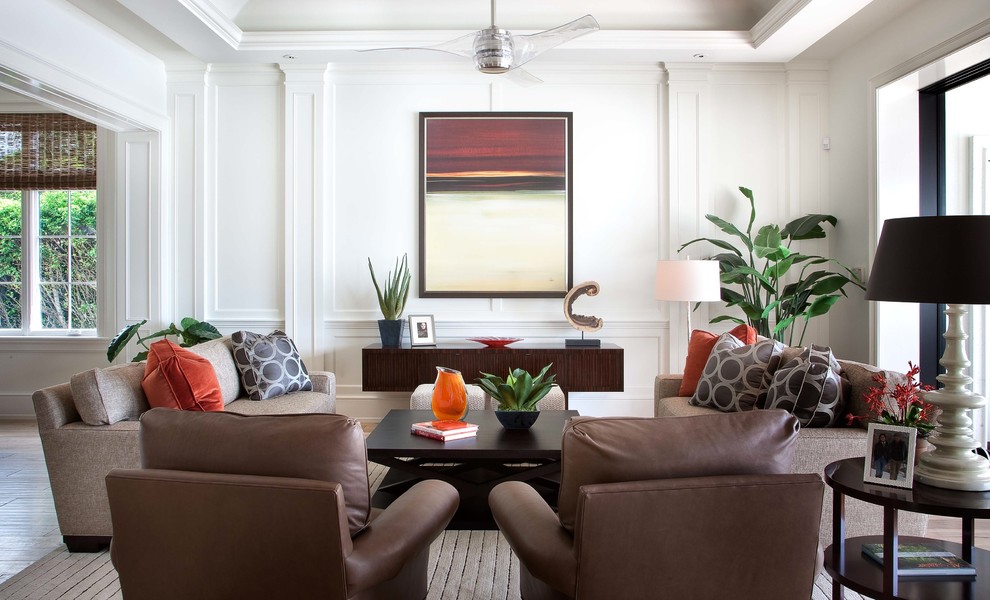 Idee per un soggiorno tradizionale con sala formale, pareti bianche e parquet chiaro