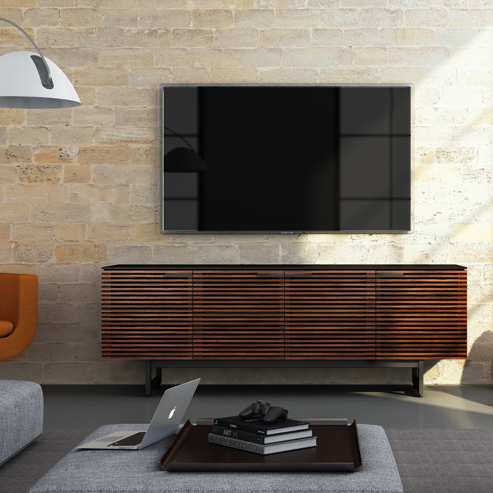 Foto di un soggiorno minimal con pareti beige, moquette e TV autoportante