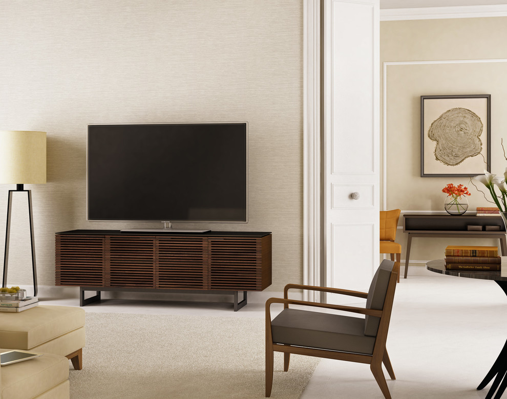 Стильный дизайн: гостиная комната в стиле модернизм с бежевыми стенами, полом из керамической плитки и отдельно стоящим телевизором - последний тренд