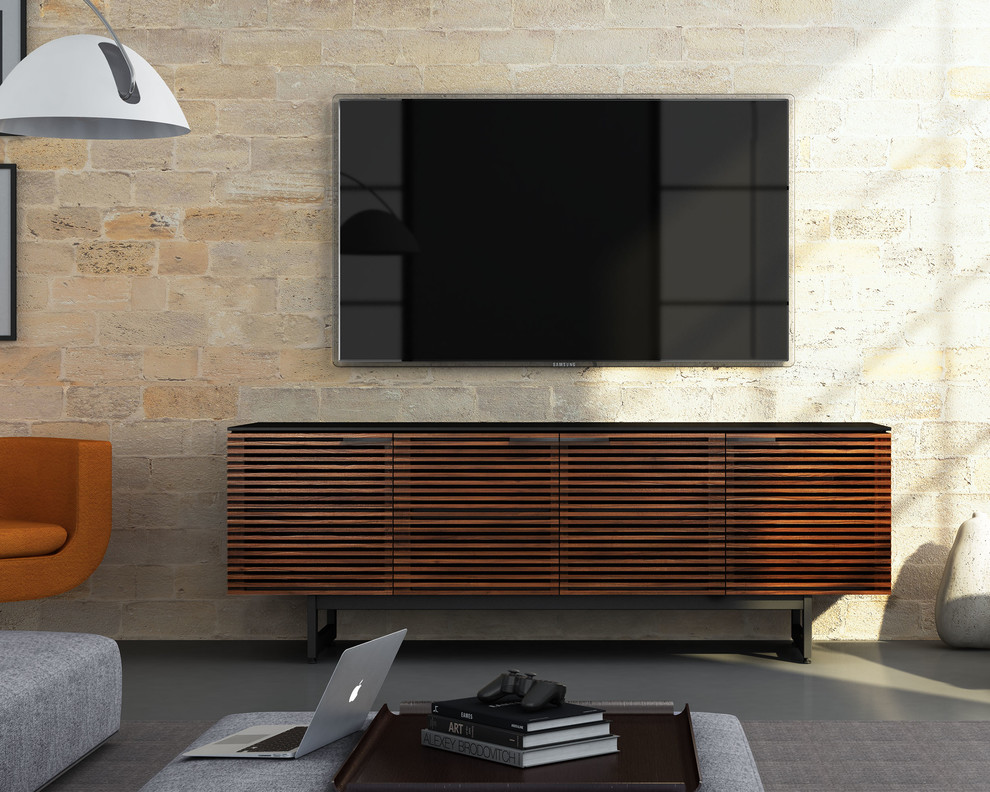 Idee per un grande soggiorno minimal con pareti beige, pavimento in cemento e TV autoportante