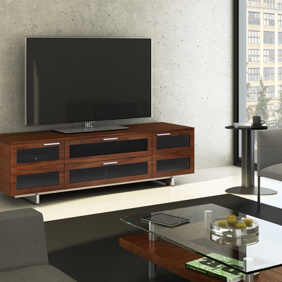 Источник вдохновения для домашнего уюта: гостиная комната в современном стиле с серыми стенами и отдельно стоящим телевизором
