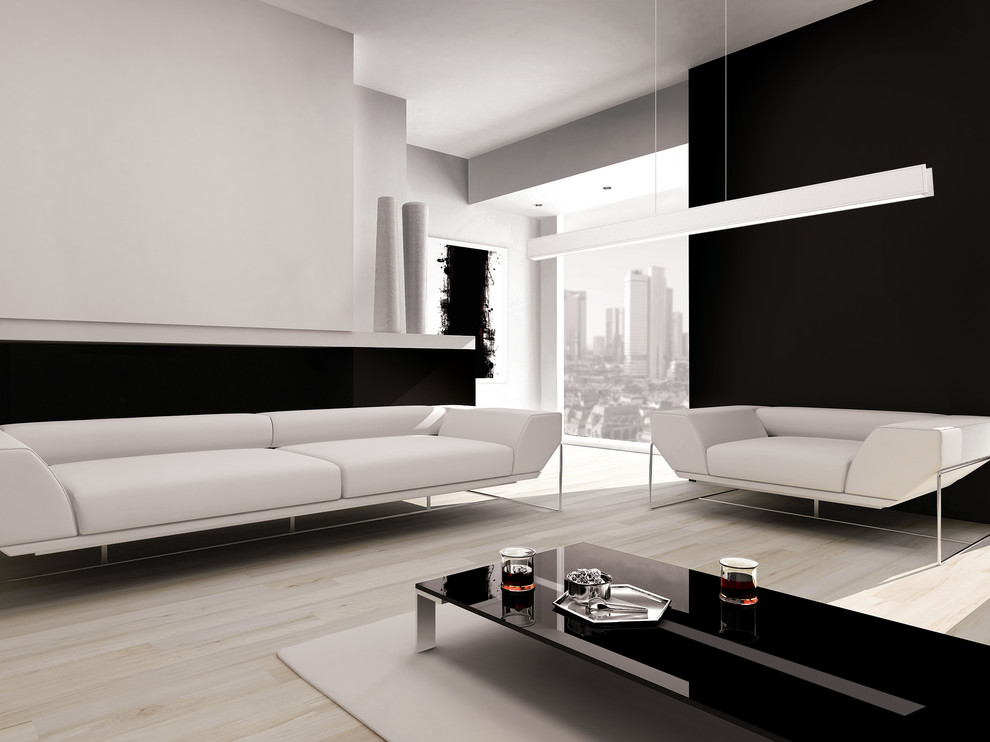 Exempel på ett mellanstort modernt loftrum, med svarta väggar och ljust trägolv