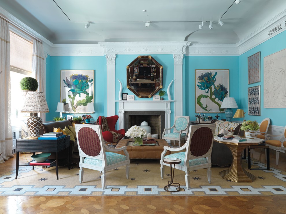 Imagen de salón contemporáneo con paredes azules y todas las chimeneas