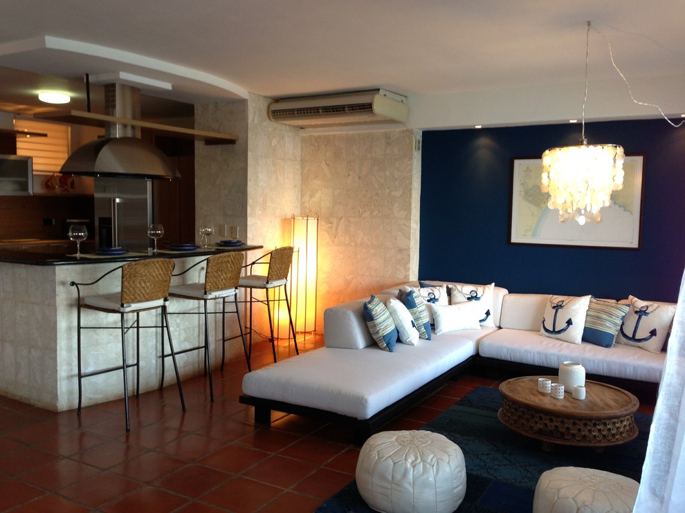 Стильный дизайн: открытая гостиная комната среднего размера в морском стиле с домашним баром, синими стенами, полом из терракотовой плитки и красным полом без камина, телевизора - последний тренд