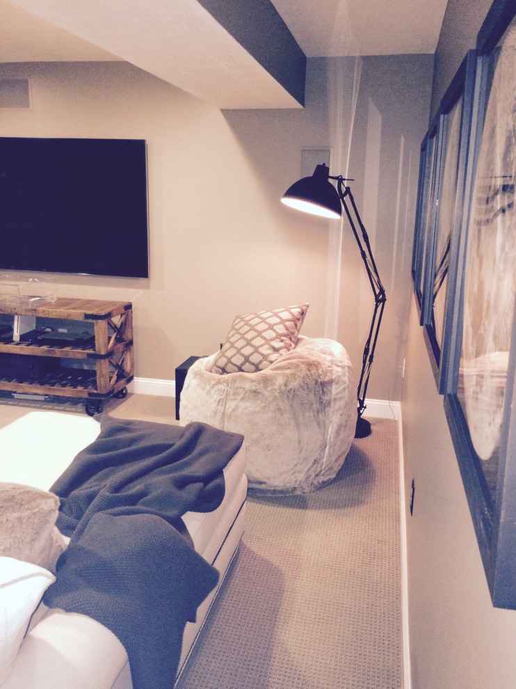 Пример оригинального дизайна: изолированная гостиная комната среднего размера в современном стиле с домашним баром, ковровым покрытием, отдельно стоящим телевизором, коричневыми стенами и коричневым полом без камина