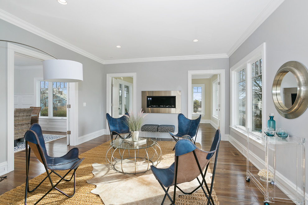 Maritimes Wohnzimmer mit brauner Wandfarbe, braunem Holzboden und braunem Boden in New York