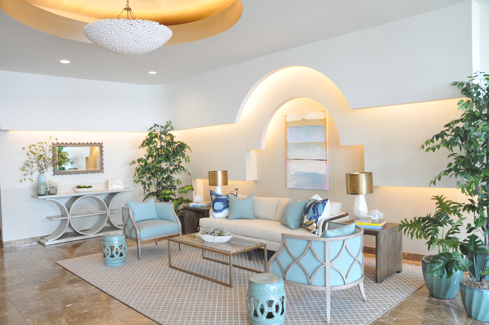 Immagine di un grande soggiorno stile marinaro chiuso con pareti beige, pavimento in marmo, pavimento marrone, sala formale, nessun camino e nessuna TV